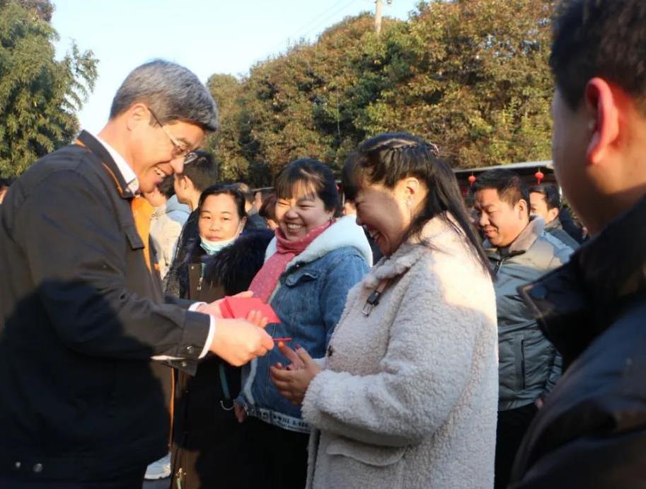 新鄉(xiāng)長城機械領導為員工發(fā)開工紅包