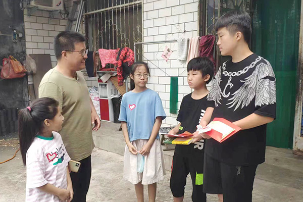 新鄉(xiāng)長城集團愛心家庭攜手輝縣義工“愛心助學，點亮希望”