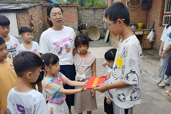 新鄉(xiāng)長城集團愛心家庭攜手輝縣義工“愛心助學，點亮希望”